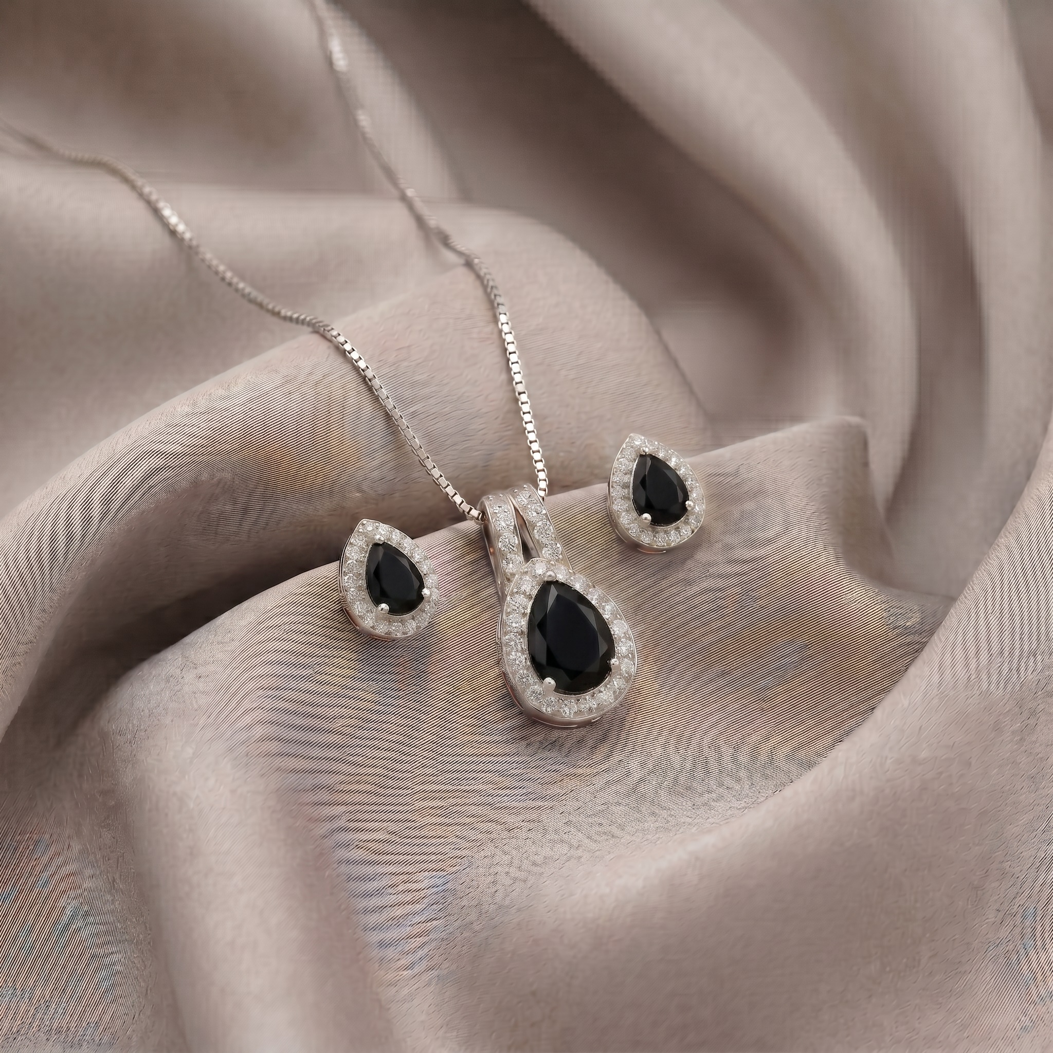 CONJUNTO GOTA CRAVEJADO BRANCO ONIX