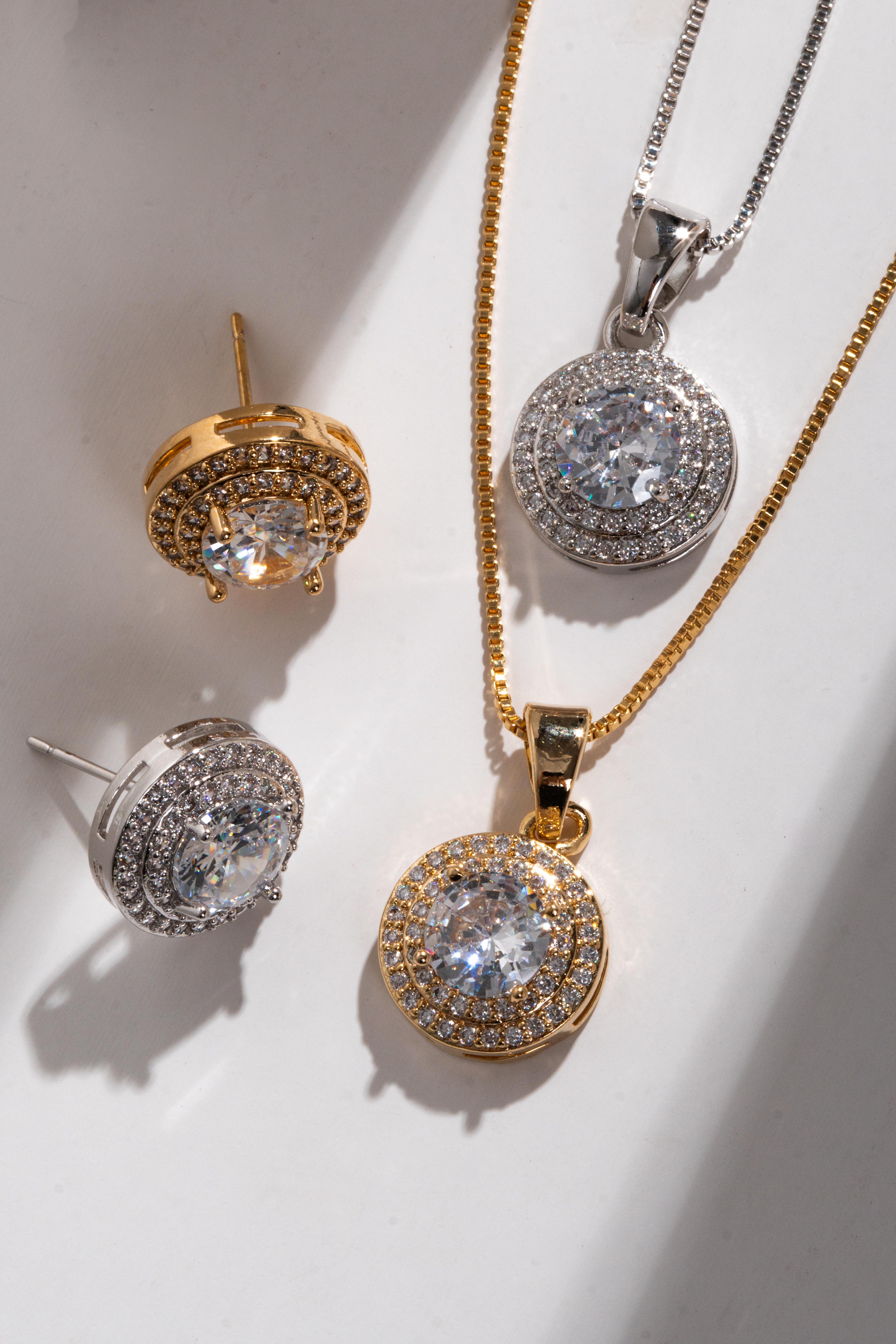 CONJUNTO REDONDO CRAVEJADO DOURADO CRISTAL