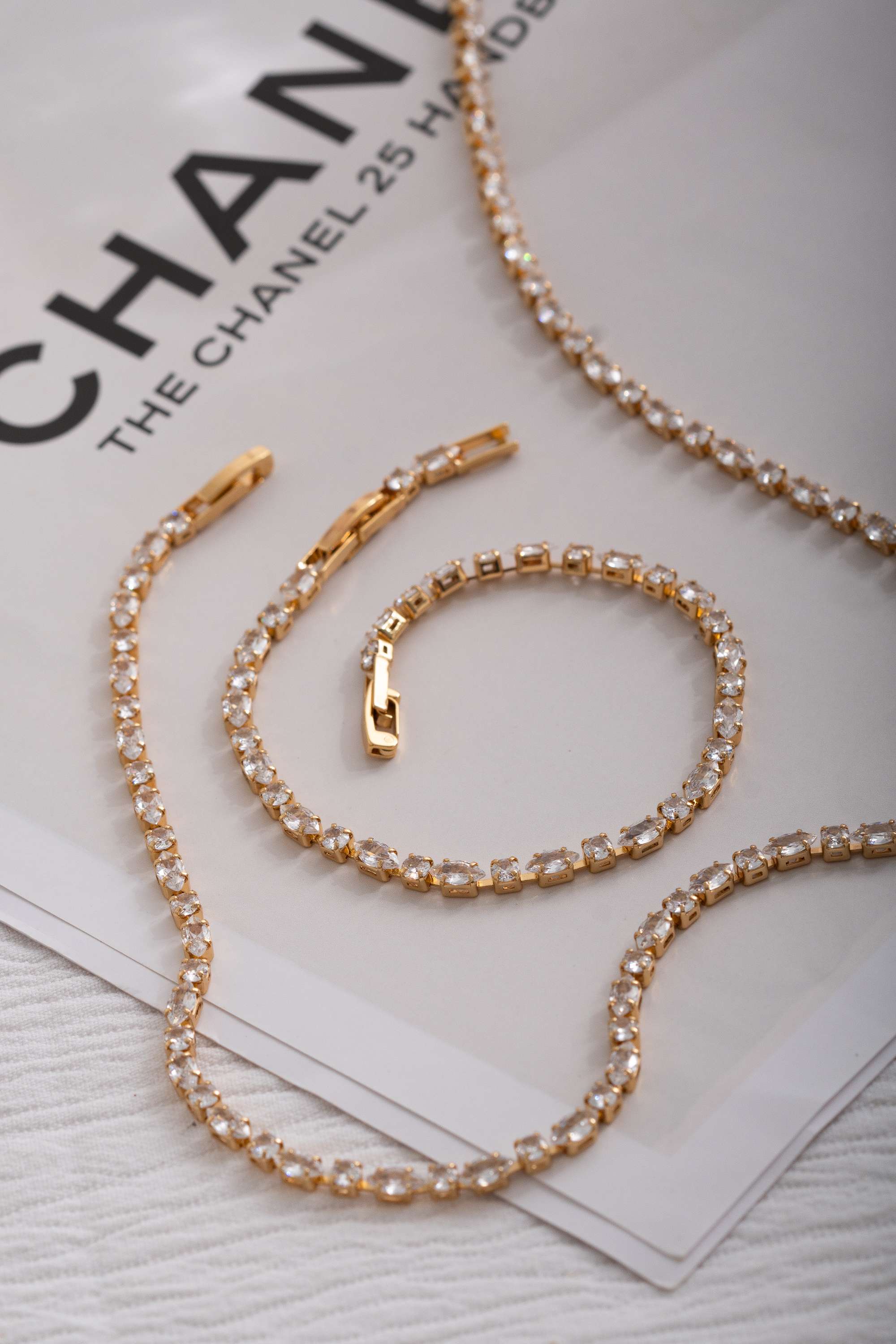 COLAR CRISTAIS DOURADO